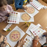 dzieci komponują własną pizzę.