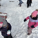 dziewczynki ze śnieżkami.