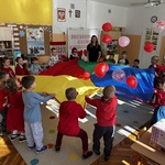 dzieci podrzucają balony.