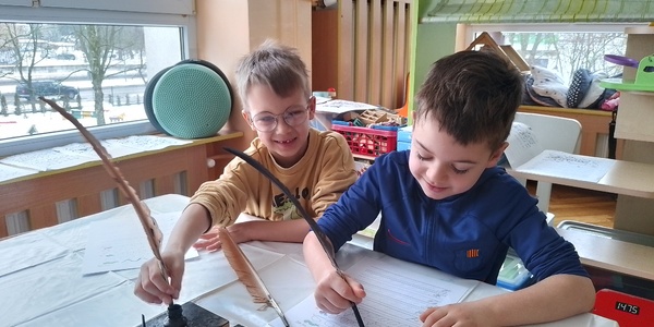 Dzieci piszą piórem (4).