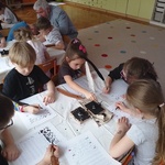 Dzieci piszą piórem (5).