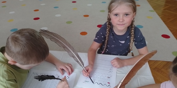 Dzieci piszą piórem (3).