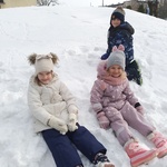 Dzieci podczas zabaw na śniegu (2).