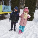 Dzieci podczas zabaw na śniegu (3).