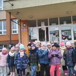 Dzieci przed budynkiem SP nr 15.