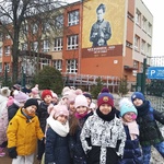 Dzieci przed budynkiem SP nr 15