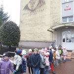 Dzieci przed budynkiem SP nr7 