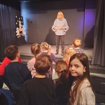 Dzieci w sali teatralnej SP nr 15 (2).