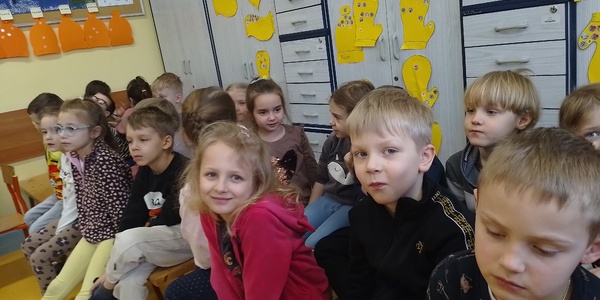 Dzieci w sali szkolnej.