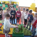 Dzieci obserwują eksperyment (2).