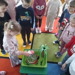 Dzieci obserwują eksperyment (3).