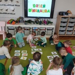 Dzieci dobierają w pary obrazki.