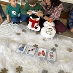 chłopiec wyjmuje flashcard.jpg