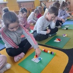 Dzieci grają w cyfrowe bingo (2)
