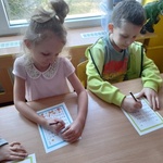 Dzieci rozwiązują działania matematyczne.