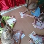 Dzieci rozwiązują działania matematyczne (2).