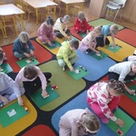 Dzieci grają w cyfrowe bingo (3).