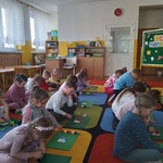 Dzieci grają w cyfrowe bingo.
