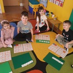 Dzieci układają działania do zadań  (3).