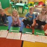 Dzieci układają działania do zadań  (2).