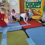Dzieci ukłądają domino (2).