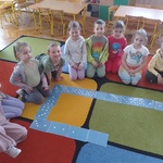 Dzieci ukłądają domino (3).