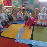 Dzieci ukłądają domino.