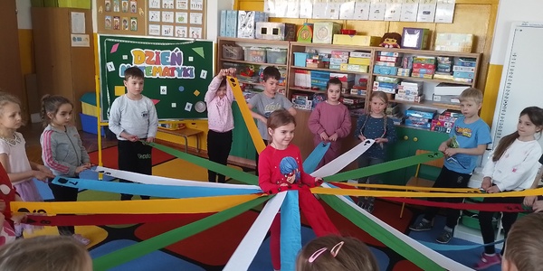 Dzieci z wiatrakiem matematycznym