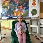 dziewczynka mowi do mikrofonu.