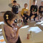 Klara wykonuje eksperyment z magnesami.
