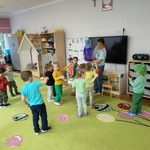 Dzieci grają na instrumentach.