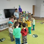 Dzieci żegnają Marzannę_ grając na instrumentach.