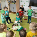 Dzieci śpiewają stojąc w kole.