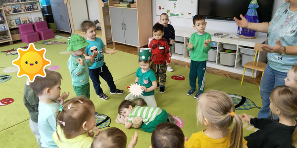Dzieci śpiewają stojąc w kole.
