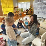dzieci wręczają pani karteczkę.