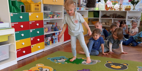 Dziecko pokonuje scieżkę sensoryczną.