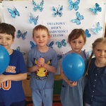 Dzieci ubrane na niebiesko trzymają balony.jpg