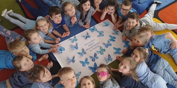 Dzieci leżą na dywanie