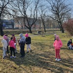 Dzieci szukają oznak wiosny (2).