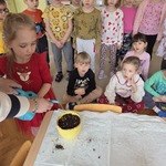 Pola podlewa nasionka.