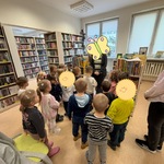 Dzieci słuchają pani bibliotekarki.jpeg