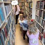 Dzieci zwiedzają bibliotekę.