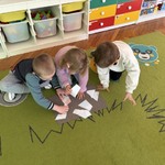 Dzieci układają puzzle.