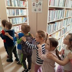  Dzieci zwiedzają bibliotekę.