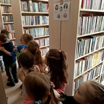 Dzieci zwiedzają bibliotekę 2.