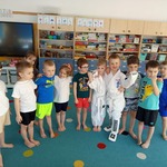 Chłopcy w strojach do ćwiczeń karate
