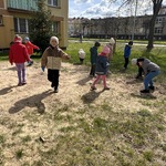 dzieci szukają śmieci.