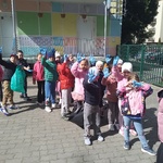 dzieci z workami na śmieci.