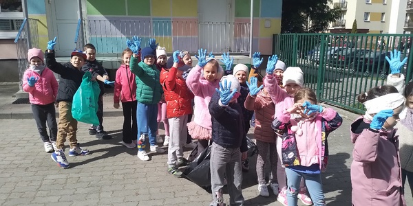 dzieci z workami na śmieci.