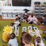 Dzieci segregują obrazki ze śmieciami.